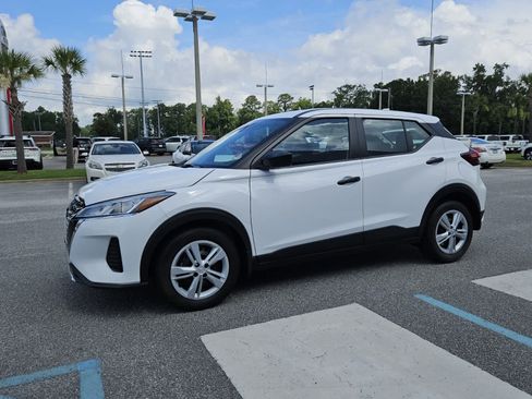 Used 2025 Nissan Kicks Play S FWD image 2