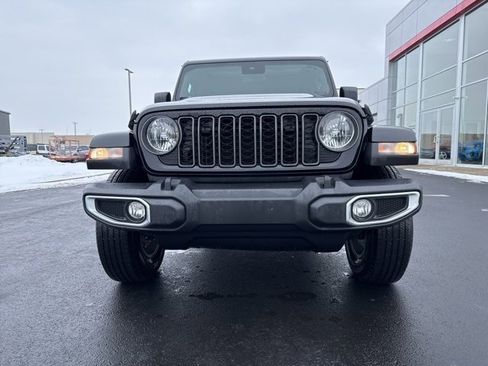 Used 2024 Jeep Gladiator Sport image 2