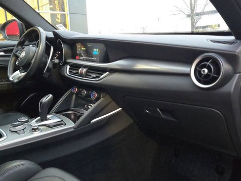 Used 2022 Alfa Romeo Stelvio Veloce image 7