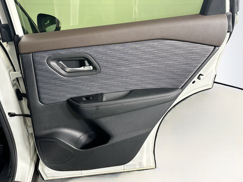 Used 2023 Nissan Rogue SV image 29