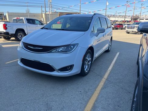 Used 2018 Chrysler Pacifica Touring-L w/ Tire & Wheel Group image 3