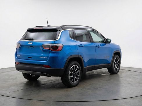 Used 2025 Jeep Compass Trailhawk image 9