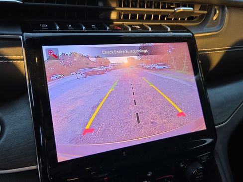 Used 2025 Jeep Grand Cherokee Limited image 23