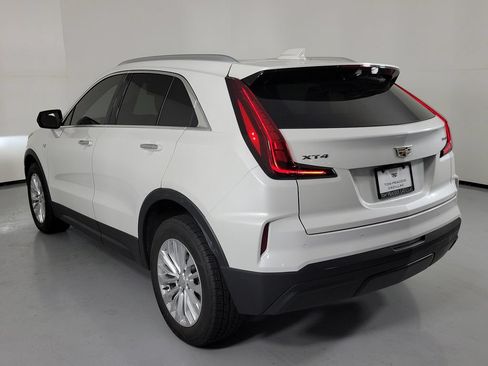 Certified 2024 Cadillac XT4 Luxury w/ Cold Weather Package FWD image 4
