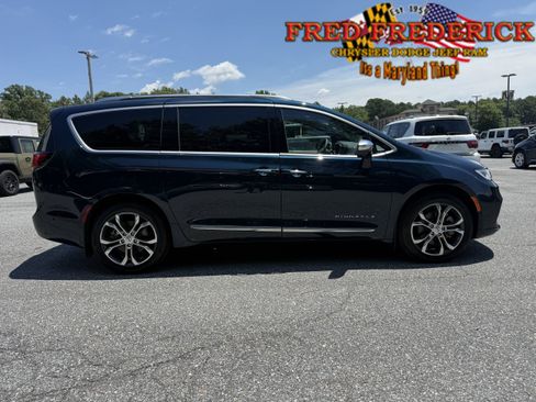 Used 2024 Chrysler Pacifica Pinnacle w/ Trailer Tow Group AWD/4WD image 9