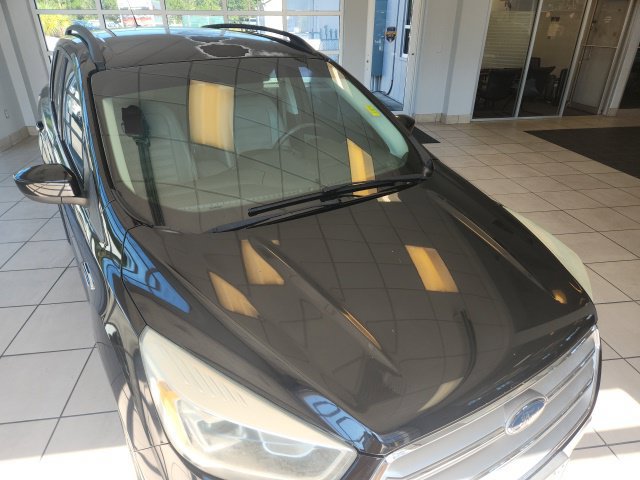 Used 2017 Ford Escape SE w/ SE Leather Comfort Package FWD image 3