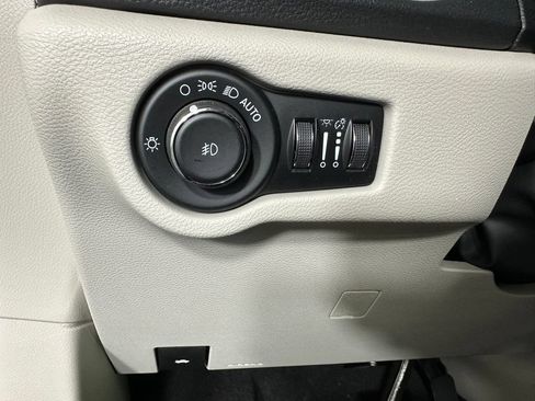 Used 2023 Chrysler Pacifica Touring-L AWD/4WD image 21