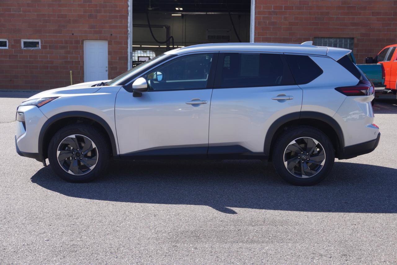 Used 2024 Nissan Rogue SV w/ SV Premium Package AWD/4WD image 2