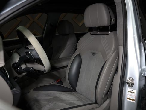 Used 2022 Bentley Bentayga image 42