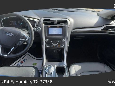 Used 2017 Ford Fusion SE w/ Fusion SE Technology Package FWD image 9