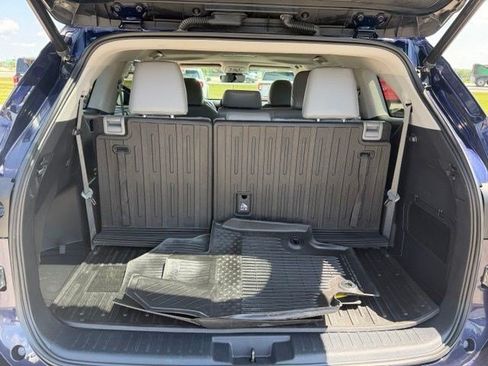 Used 2022 Toyota Highlander XLE AWD/4WD image 33
