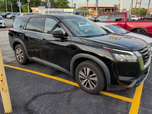 Used 2023 Nissan Pathfinder SL AWD/4WD image 2