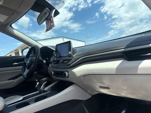 Used 2025 Nissan Altima 2.5 SV FWD image 39