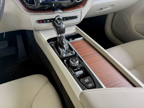 Used 2021 Volvo XC60 T5 Momentum w/ Advanced Package image 24