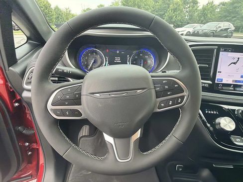 New 2027 Chrysler Pacifica Select AWD/4WD image 9