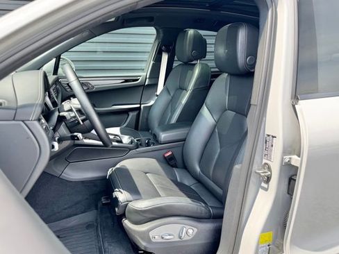 Certified 2025 Porsche Macan AWD/4WD image 5