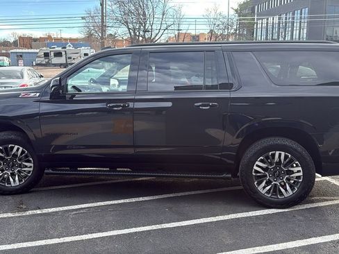 Used 2025 Chevrolet Suburban Z71 image 6