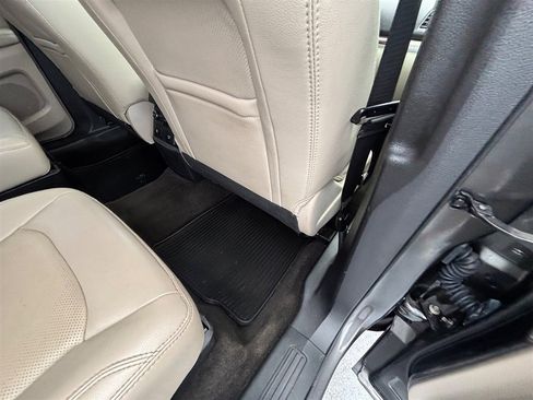 Used 2018 Ford Explorer Limited image 27