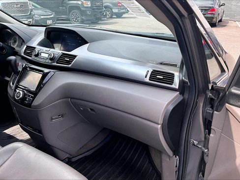 Used 2021 Chrysler Pacifica Touring-L FWD image 15