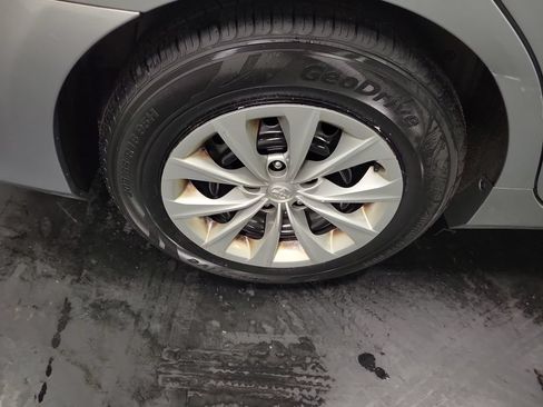 Used 2016 Toyota Camry LE FWD image 11