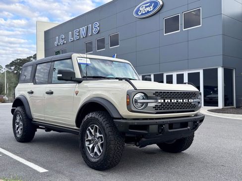 Used 2025 Ford Bronco Badlands image 1