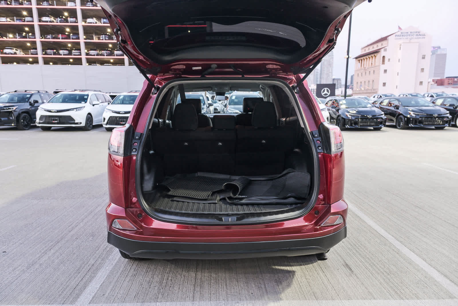 Used 2018 Toyota RAV4 LE w/ All Weather Liner Package FWD image 27
