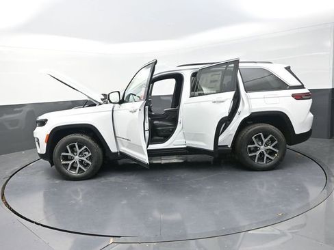 New 2025 Jeep Grand Cherokee Limited w/ Luxury Tech Group II image 31