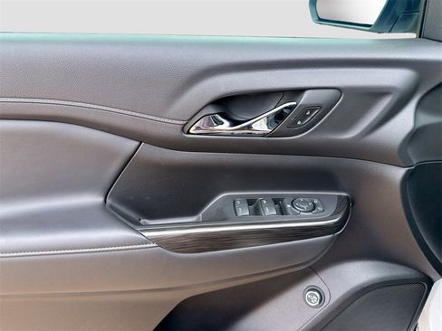 Used 2023 GMC Acadia SLT w/ Elevation Edition image 9