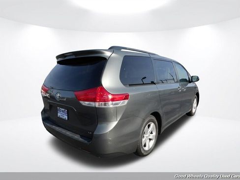 Used 2014 Toyota Sienna LE FWD image 4