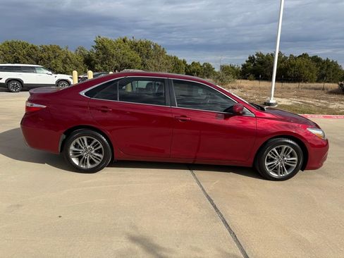 Used 2016 Toyota Camry SE image 4