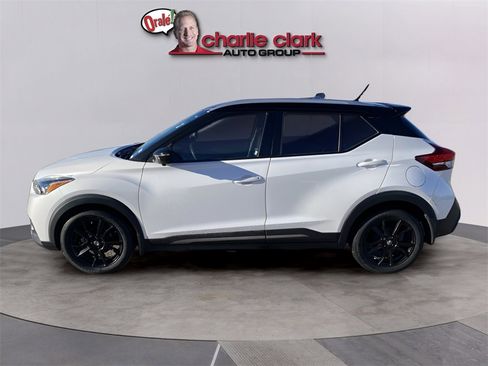 Used 2020 Nissan Kicks SR image 3