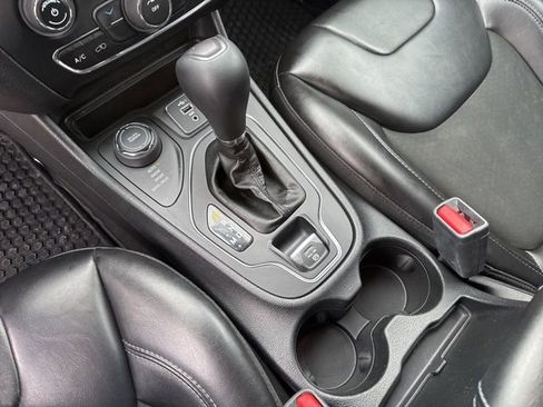 Used 2019 Jeep Cherokee Latitude Plus w/ Cold Weather Group image 27