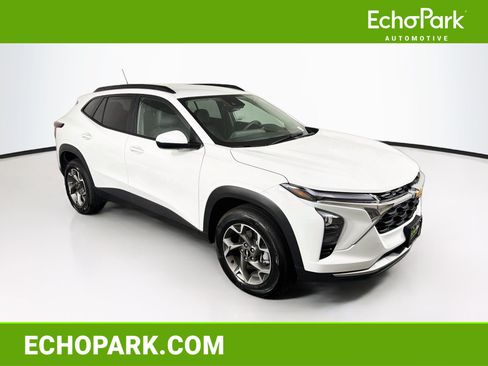Used 2026 Chevrolet Trax LT FWD image 1
