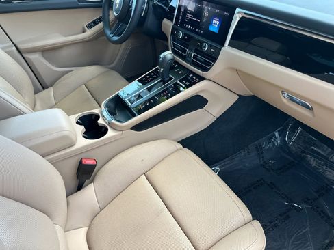 Certified 2025 Porsche Macan AWD/4WD image 17