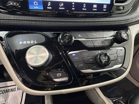 Used 2024 Chrysler Pacifica Select image 24