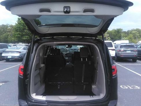 Used 2024 Chrysler Pacifica Touring-L FWD image 7