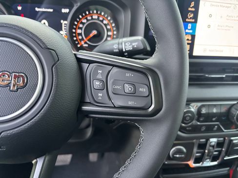 Used 2025 Jeep Gladiator Sport image 14