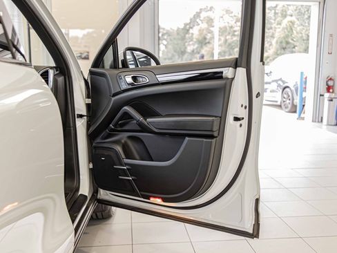 Used 2014 Porsche Cayenne Platinum Edition image 45