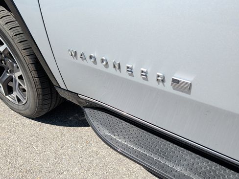 Used 2024 Jeep Wagoneer Series III AWD/4WD image 10