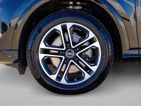 Certified 2025 Audi Q5 Premium w/ Convenience Package image 9