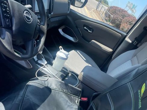 Used 2022 Nissan Frontier SV AWD/4WD image 2
