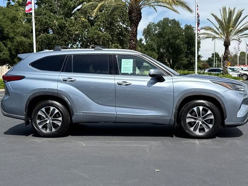 Used 2022 Toyota Highlander XLE FWD image 2