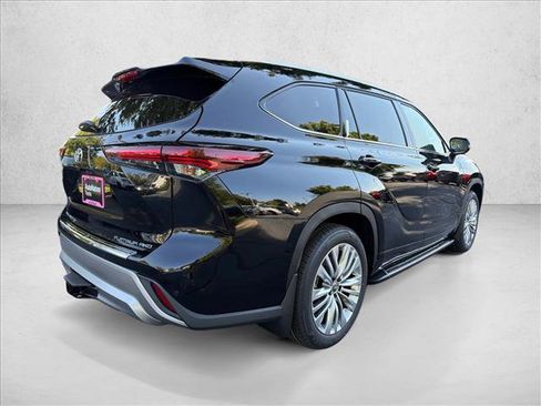 Used 2026 Toyota Highlander Platinum AWD/4WD image 3
