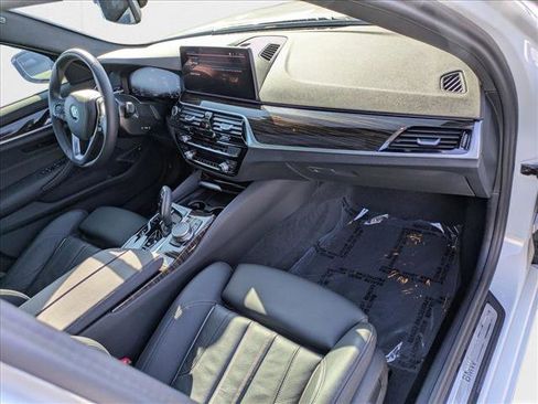 Certified 2023 BMW 530e w/ Convenience Package image 21