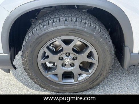 Used 2025 Honda Pilot TrailSport image 11