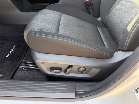 Used 2025 Nissan Rogue SV image 30