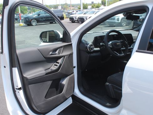 New 2027 Chevrolet Equinox LT FWD image 8