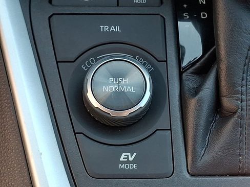 Used 2022 Toyota RAV4 XSE w/ XSE Grade Weather Package AWD/4WD image 25