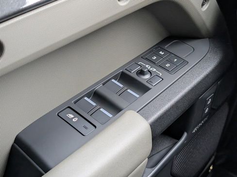 Used 2025 Land Rover Defender 110 image 27