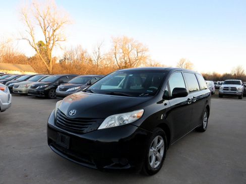 Used 2012 Toyota Sienna LE image 1
